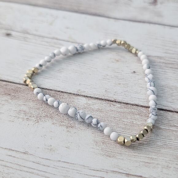 Vintage Stretch Bracelet - Thin Marbled White & Gold Tone Beads - Picture 5 of 5